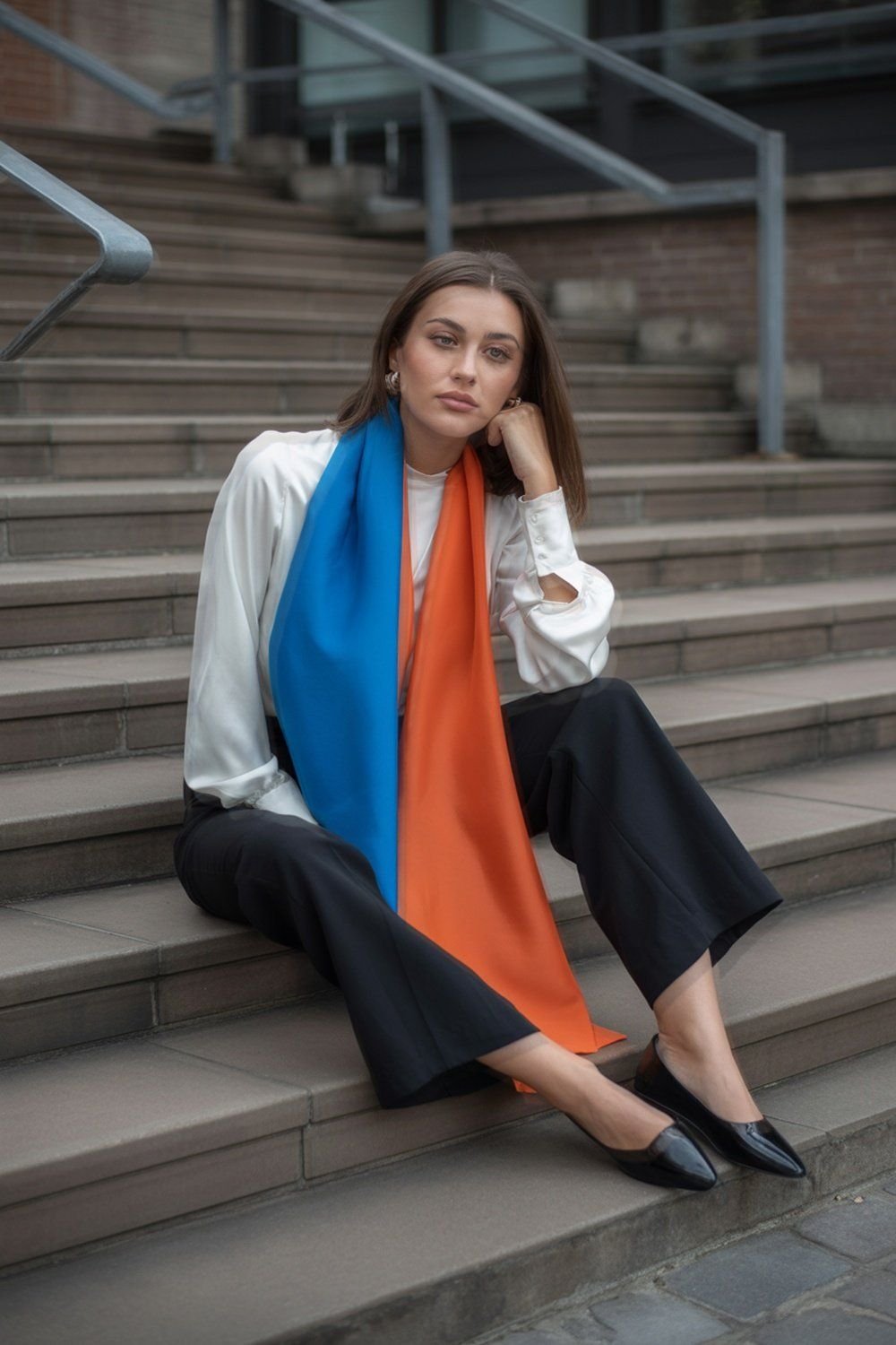Lenço Color Block Marcante Combinado Com Look Minimalista