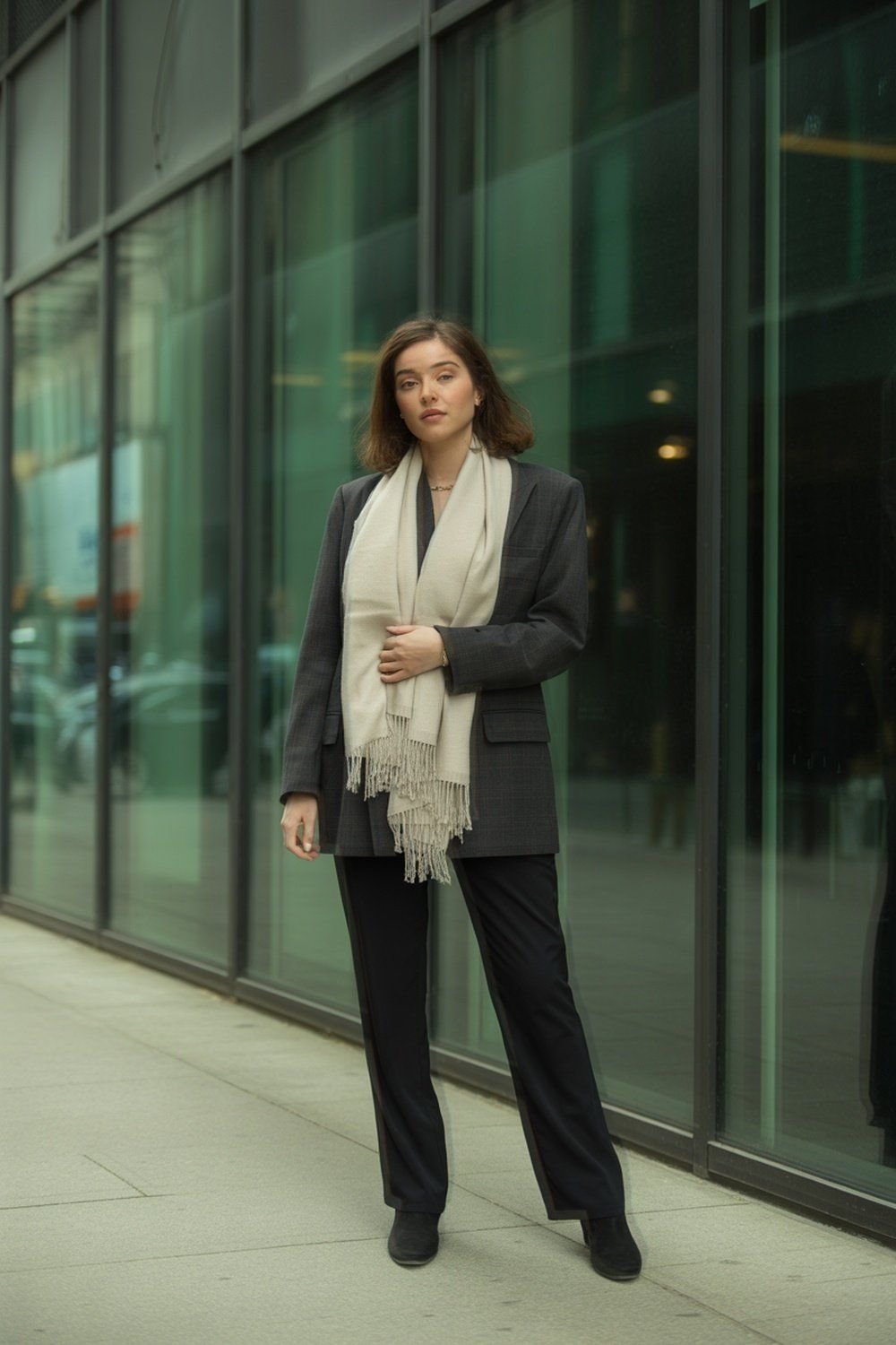 Lenço com Franjas Sobre Blazer Sob Medida para Contraste Chic