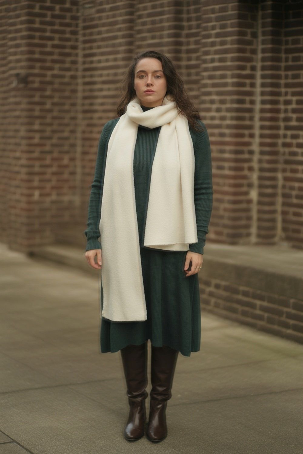 Lenço de Lã Envolvido Sobre Vestido de Tricô Aconchegante