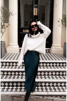 30 ideias de saia de cetim preta | looks da moda, saia de cetim preta, looks 30 ideias de saia de cetim preta | roupas da moda, saia de cetim preta, roupas - roupa de saia preta inverno