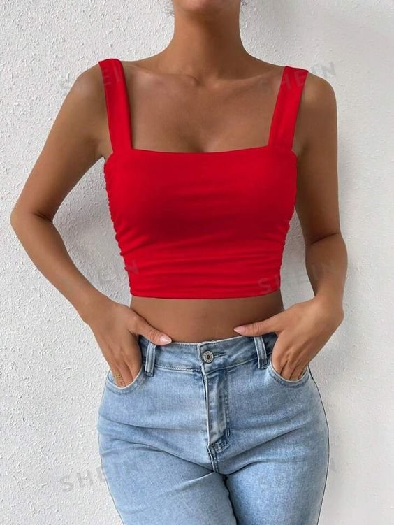 Top corto fruncido de color rojo