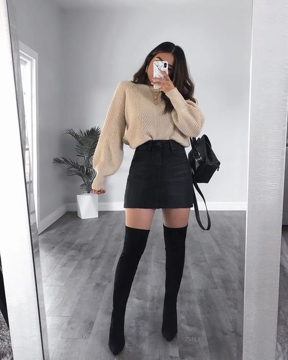 21 Maneiras Elegantes de Usar Botas de Cano Alto - As Melhores Ideias de Looks com Botas de Cano Alto - Look de inverno com saia e botas