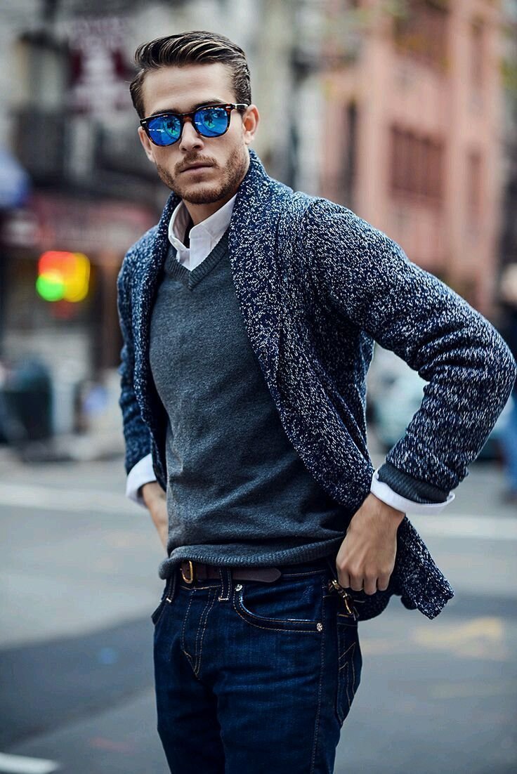 Cardigan xale azul marinho masculino, suéter com decote em V cinza carvão, camisa branca de manga comprida, jeans azul marinho Cardigan xale azul marinho masculino, suéter com decote em V cinza escuro, camisa branca de manga comprida, jeans azul marinho - conjunto de cardigan azul marinho