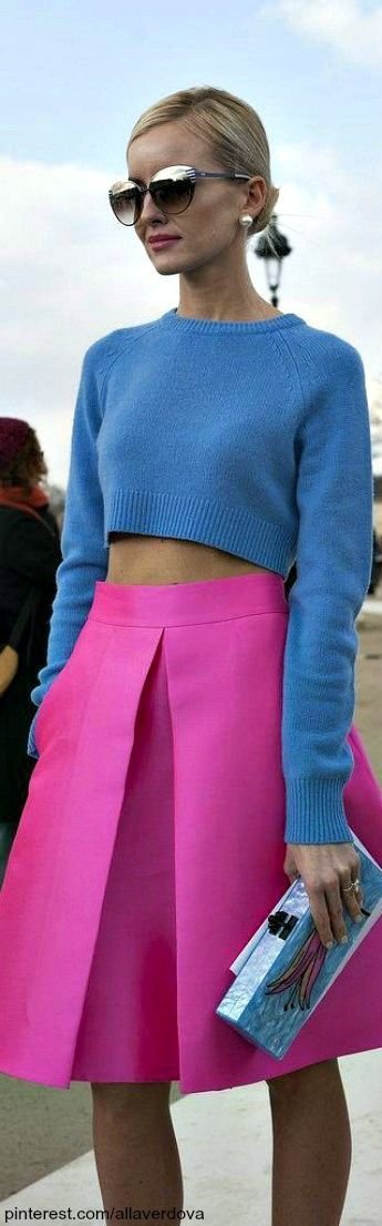 Suéter corto de punto azul para mujer, falda skater rosa fuerte, bolso de mano estampado azul claro Suéter corto de punto azul para mujer, falda skater rosa fuerte y clutch estampado azul claro: conjunto de suéter azul bebé