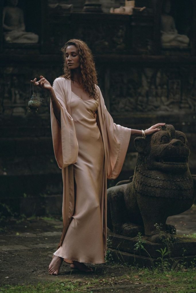 Vestidos de seda para o outono de 2023: 19 ideias luxuosas