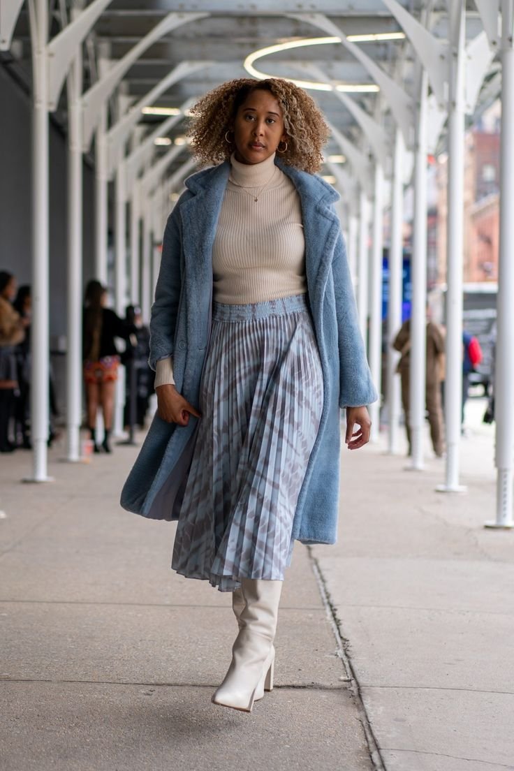 9 looks com saia plissada que você precisa experimentar para usar em qualquer lugar 9 looks com saia plissada que você precisa experimentar para usar em qualquer lugar - look de inverno com saia midi