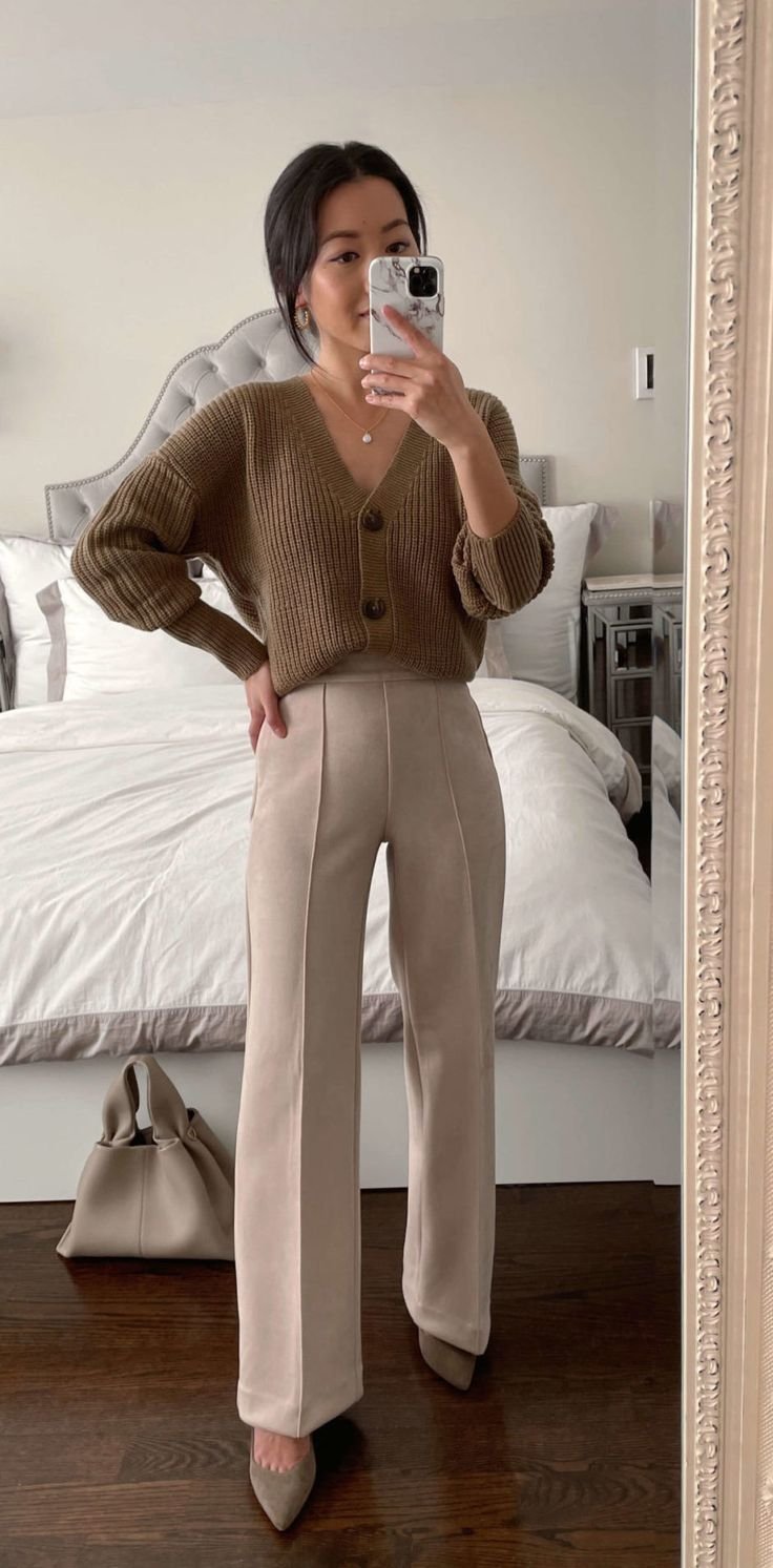 Maneiras únicas de estilizar um cardigan curto - Petite Style Maneiras únicas de estilizar um cardigan curto - Estilo Petite - look com cardigan bege