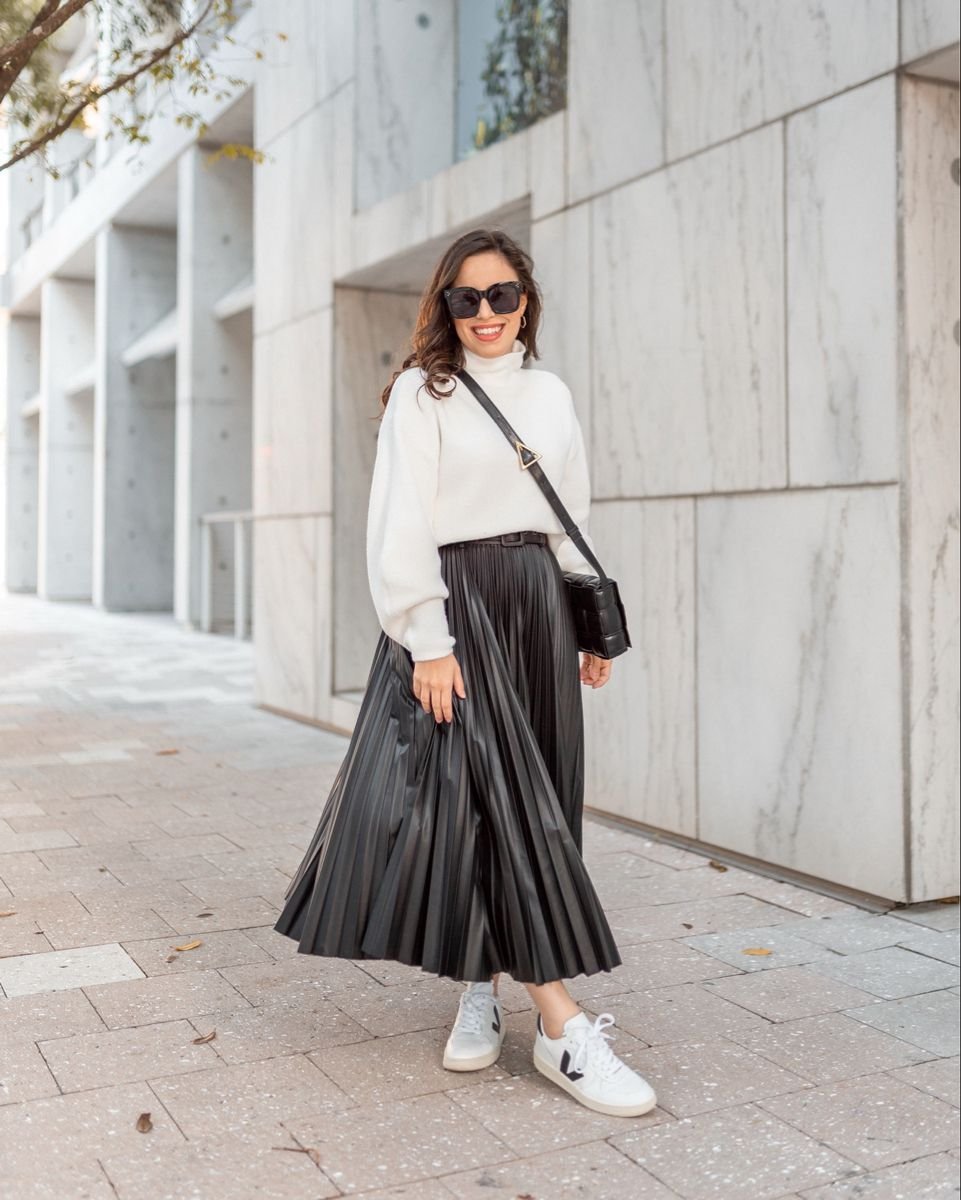 Conjunto com saia midi preta de couro sintético Conjunto com saia midi preta de couro sintético - conjunto com saia midi de couro