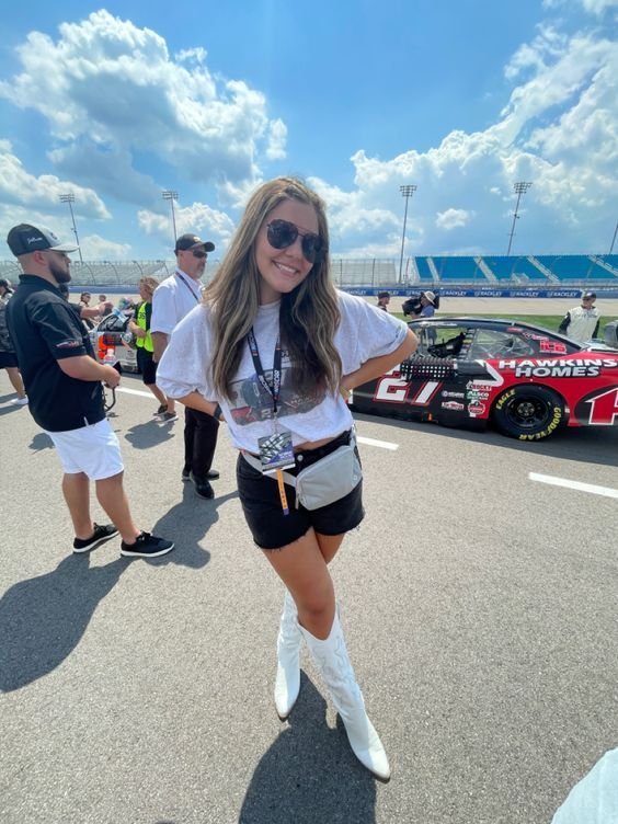 Traje de NASCAR para el día de la carrera