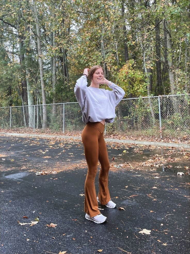 Looks de outono. Casual confortável. Looks para dias chuvosos. Nas nuvens. Leggings flare Aerie. Moletom Looks de outono. Casual confortável. Looks para dias chuvosos. Nas nuvens. Leggings flare Aerie. Moletom - look com leggings flare marrom