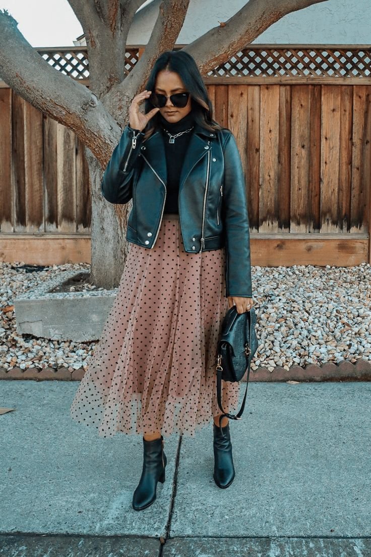 O que fazer e o que não fazer ao usar saias midi com botas de cano curto - look de inverno com saia e botas