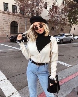 Cárdigan beige para mujer, jersey de cuello alto negro, vaqueros azul claro y bolso de ante negro Cárdigan beige para mujer, jersey de cuello alto negro, vaqueros azul claro y bolso de ante negro: conjunto con cárdigan beige