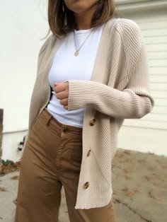 55 ideias de Cardigan | looks da moda, looks, moda 55 ideias de cardigan | looks da moda, looks, moda - look com cardigan bege