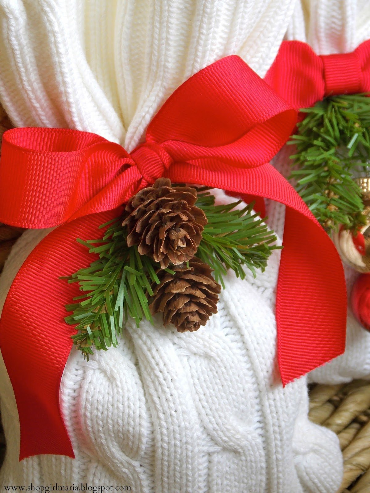 Bolsas de dulces navideños | Una vida hecha en casa Bolsas de dulces navideños | A Homemade Living - suéter con lazo
