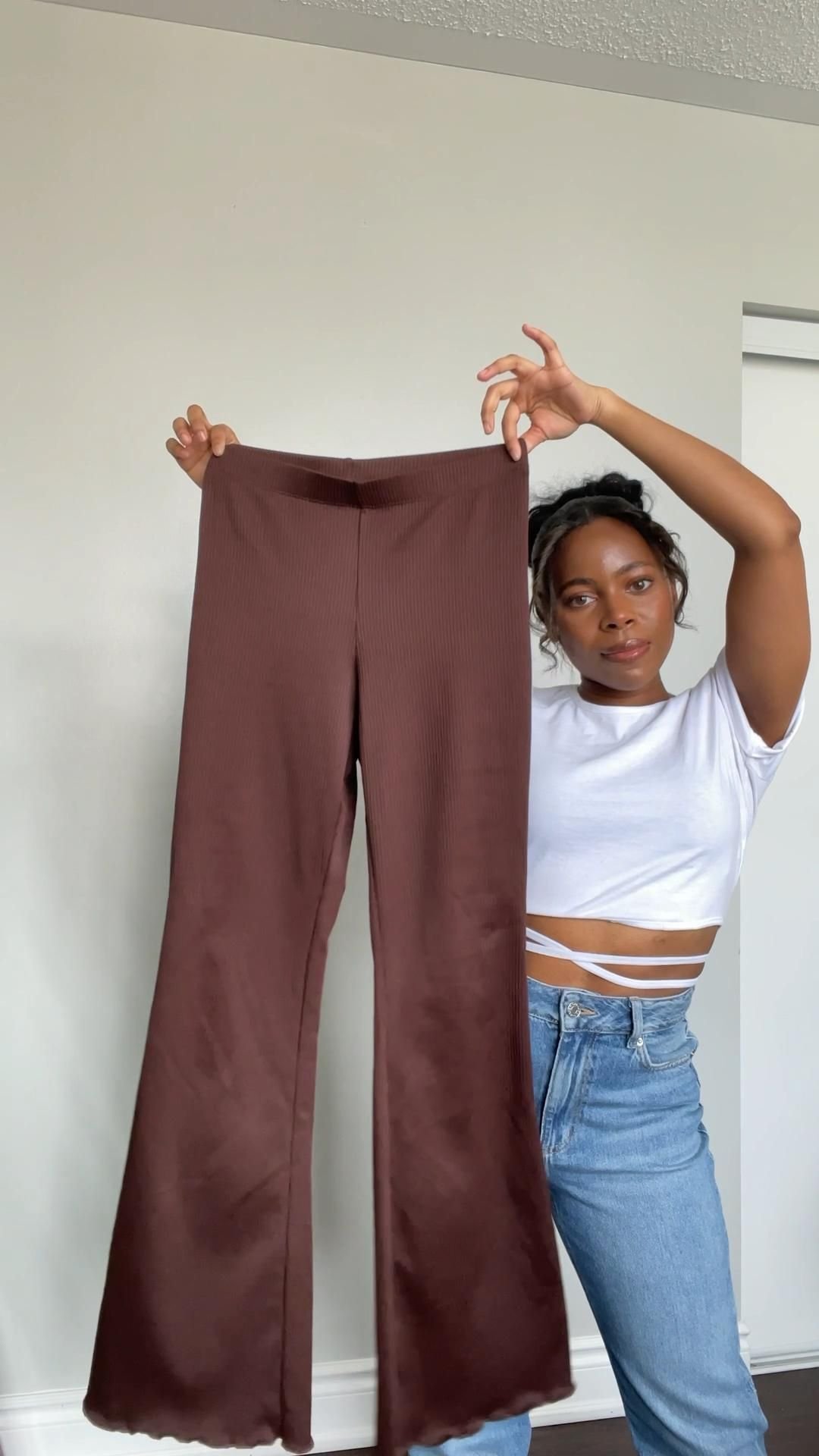 Como usar: calças boca de sino marrons: ideias de looks para a primavera | @jaay.natasha | Looks com calças boca de sino, Calças boca de sino marrons, Looks com calças elásticas Como usar: calças boca de sino marrons: ideias de looks para a primavera | @jaay.natasha | Look com calças boca de sino, calças boca de sino marrons, looks com calças elásticas - look com leggings boca de sino marrons