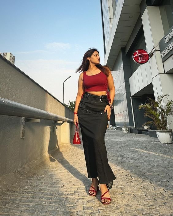 Camiseta sin mangas burdeos con falda midi