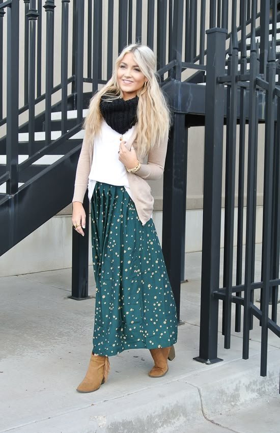 Usando botas com saias - The Modest Mom - look de inverno com saia longa