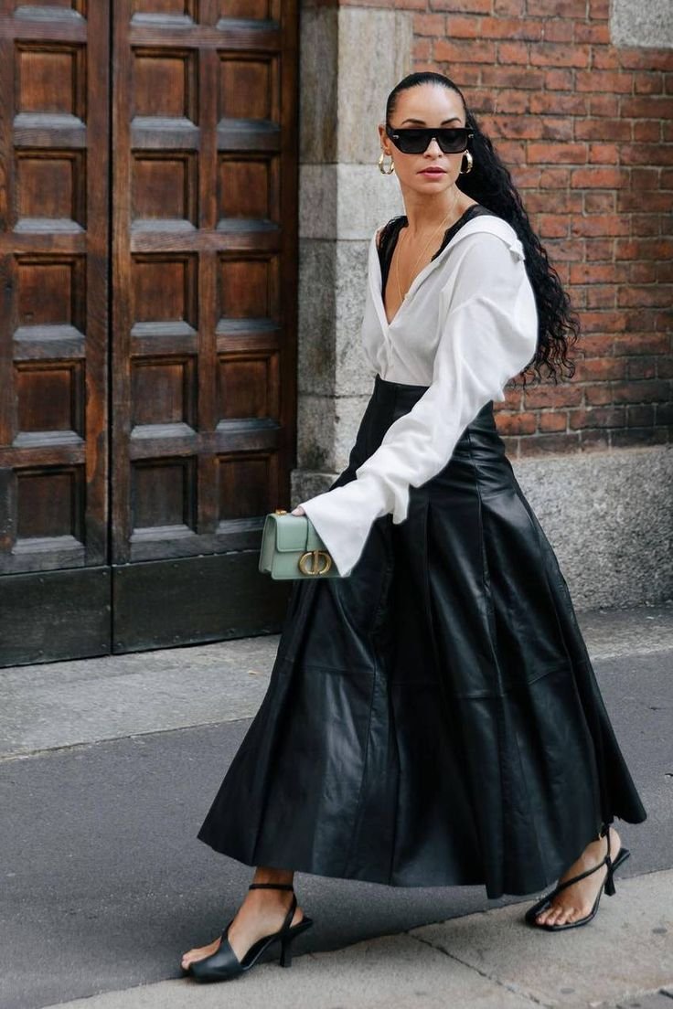Desculpe, saias deslizantes, mas mulheres chiques em NY e Paris preferirão essa alternativa de aparência cara em 2025 | Lederrock, Anziehsachen, Bekleidung Desculpe, saias justas, mas mulheres chiques de Nova York e Paris vão preferir esta alternativa de aparência cara em 2025 | Lederrock, Anziehsachen, Bekleidung - look com saia midi de couro