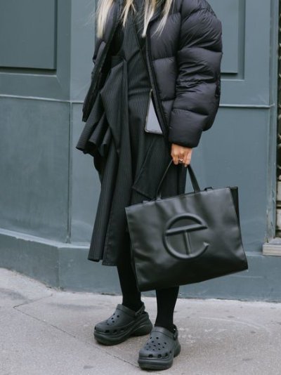 Lista de los zapatos más feos | Escuela Italiana de Moda Online Lista de los zapatos más feos | Escuela Italiana de Moda Online: conjunto con chaqueta acolchada negra