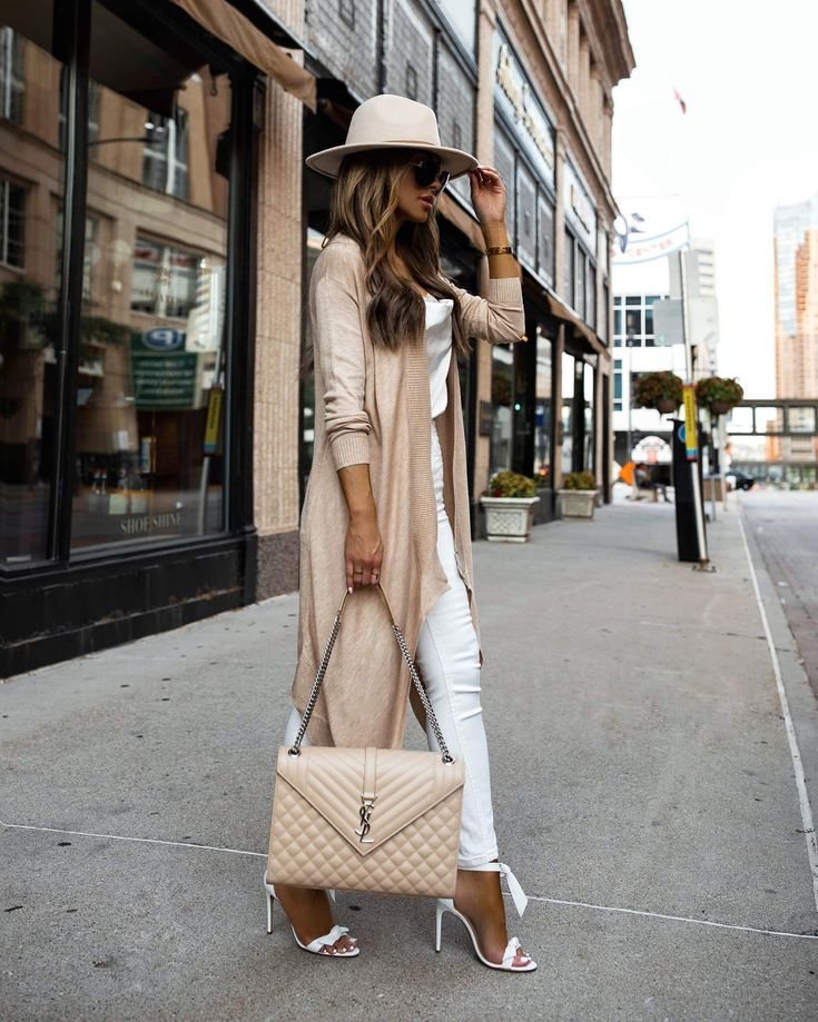Conjunto de cárdigan beige y jeans blancos - Mia Mia Mine Conjunto de cárdigan beige y jeans blancos - Mia Mia Mine - Conjunto de cárdigan beige