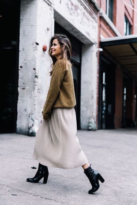 Como usar saias com suéteres neste inverno de 2023 - LadyFashioniser.com - look de inverno com saia longa