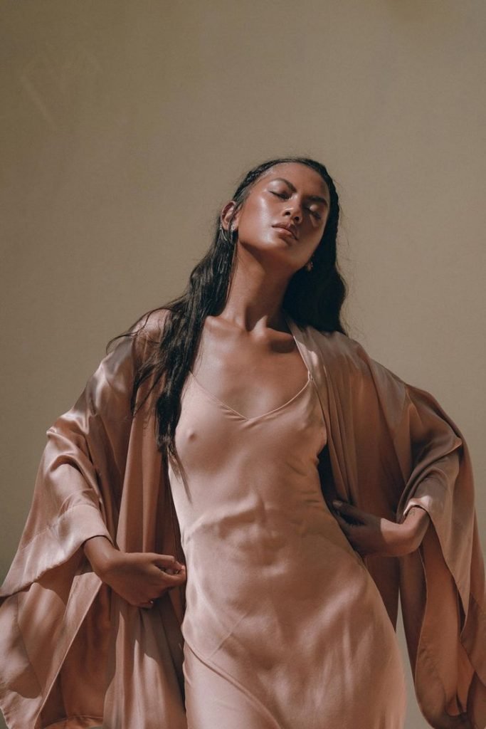 Vestidos de seda para o outono de 2023: 19 ideias luxuosas