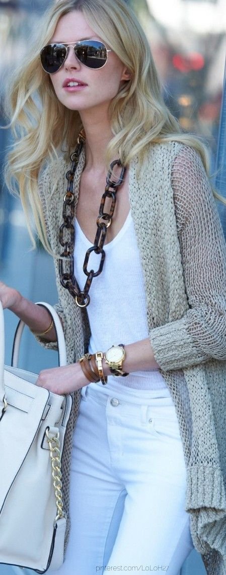 Guía de estilo: ¿Cómo llevar vaqueros blancos este verano? | Fab Fashion Fix Guía de estilo: ¿Cómo llevar vaqueros blancos este verano? | Fab Fashion Fix - Conjunto con cárdigan blanco