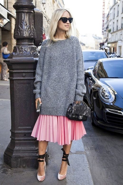 Uma blogueira defende seriamente uma saia plissada rosa (Le Fashion) Blogueira defende seriamente saia plissada rosa (Le Fashion) - conjunto de suéter e saia oversized