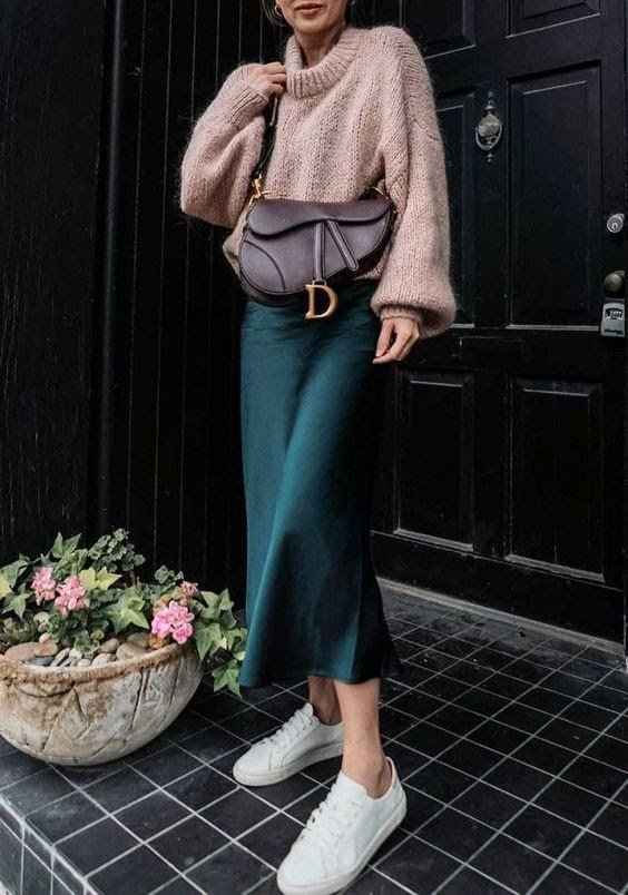 ¡Tendencias de moda 2020 que me entusiasman! - KCR College Radio ¡Tendencias de moda 2020 que me entusiasman! - KCR College Radio - Conjunto con falda de satén verde